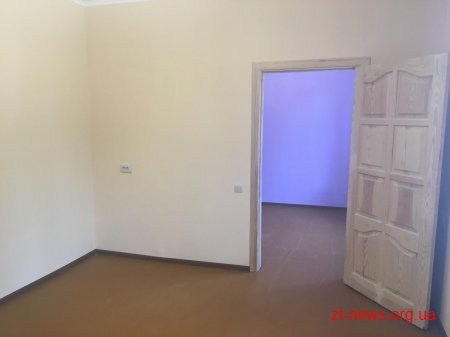 Сергій Сухомлин вручив ключі від нової двокімнатної квартири родині Перевєрзєвих