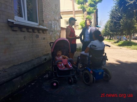 Сергій Сухомлин вручив ключі від нової двокімнатної квартири родині Перевєрзєвих