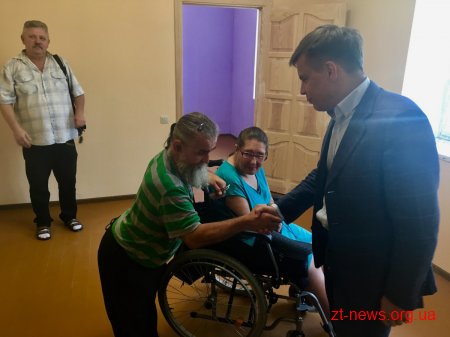 Сергій Сухомлин вручив ключі від нової двокімнатної квартири родині Перевєрзєвих