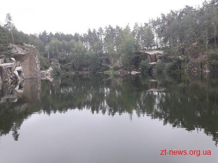 Коростишівські лісівники збудували дорогу до гранітного кар'єру, який популярний серед туристів