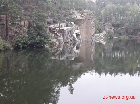 Коростишівські лісівники збудували дорогу до гранітного кар'єру, який популярний серед туристів