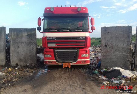 У Черняхівському районі затримали 2 фури з львівським сміттям
