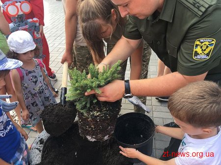 Поблизу музею космонавтики висадили Космічну лісову алею
