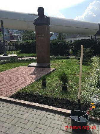 Поблизу музею космонавтики висадили Космічну лісову алею