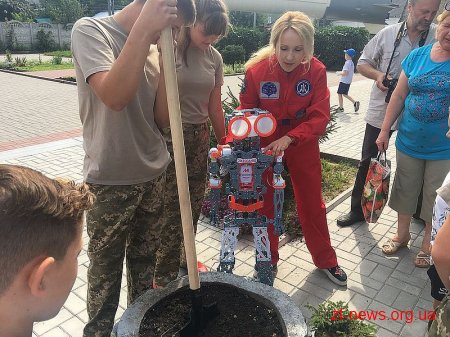 Поблизу музею космонавтики висадили Космічну лісову алею