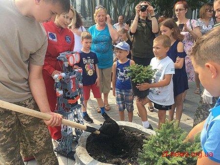 Поблизу музею космонавтики висадили Космічну лісову алею
