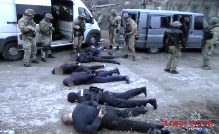 Справу групи «фейкових» поліцейських, які вчиняли розбійні напади направили до суду