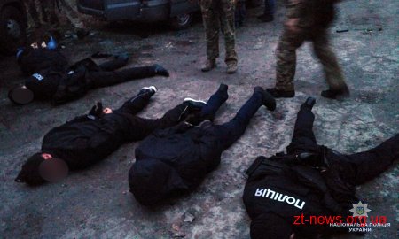 Справу групи «фейкових» поліцейських, які вчиняли розбійні напади направили до суду