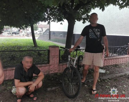 У Коростені двоє злодіїв побили чоловіка та відібрали у нього велосипед