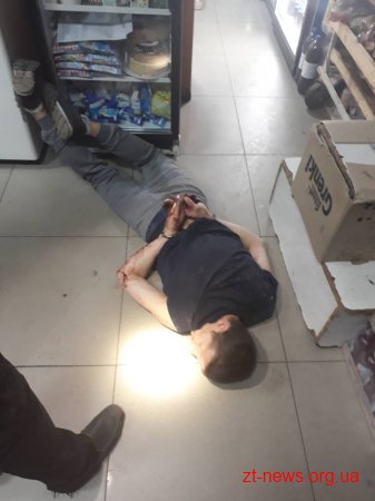 У Коростені поліцейські охорони затримали у магазині нічного злодія