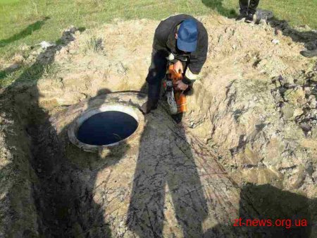 На Житомирщині корова впала у цистерну