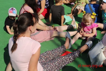 Батьки разом із дітлахами долучилися до руханки на Михайлівській
