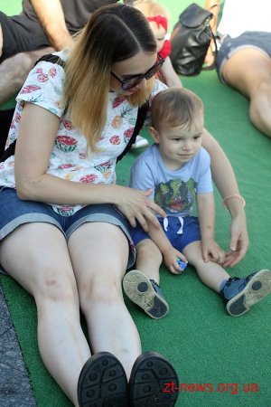 Батьки разом із дітлахами долучилися до руханки на Михайлівській