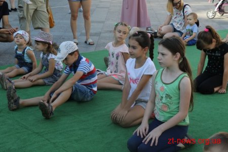 Батьки разом із дітлахами долучилися до руханки на Михайлівській