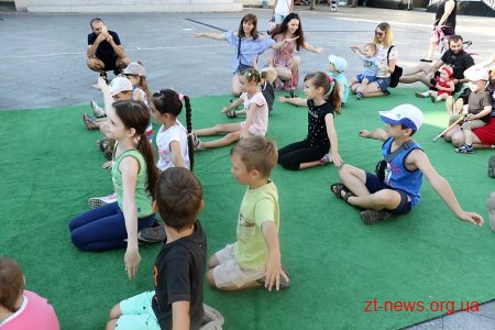 Батьки разом із дітлахами долучилися до руханки на Михайлівській