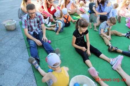 Батьки разом із дітлахами долучилися до руханки на Михайлівській