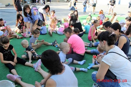 Батьки разом із дітлахами долучилися до руханки на Михайлівській