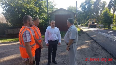 У селі Високе Черняхівського району відновлюють дорогу, яка не ремонтувалася 30 років