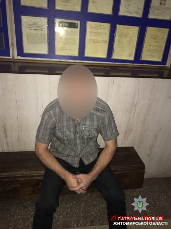 У Житомирі чоловік порожньою пляшкою розбив скло автомобіля