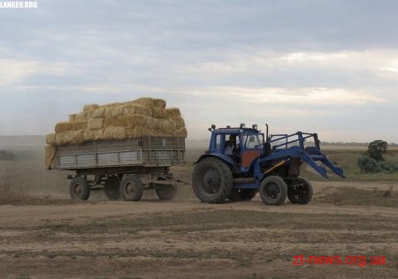 На Житомирщині чоловік впав з завантаженого соломою причепа