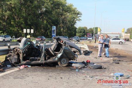 На Житомирщині вантажівка Volvo виїхала на зустрічну та зіткнулася з ВАЗом