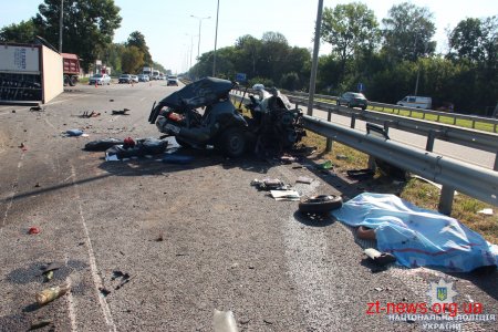 На Житомирщині вантажівка Volvo виїхала на зустрічну та зіткнулася з ВАЗом