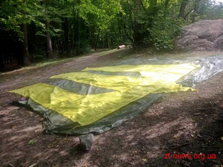 Шестиметровий контур герба та 20-метровий прапор розгорнули на скелях у с. Дениші