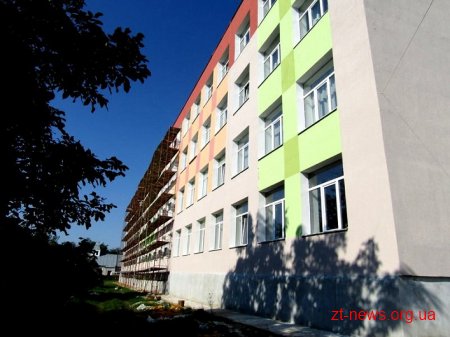 Будівельники завершують яскраве оформлення Радомишльської гімназії
