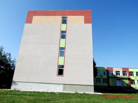 Будівельники завершують яскраве оформлення Радомишльської гімназії