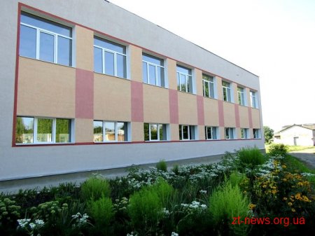 Будівельники завершують яскраве оформлення Радомишльської гімназії