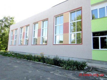 Будівельники завершують яскраве оформлення Радомишльської гімназії