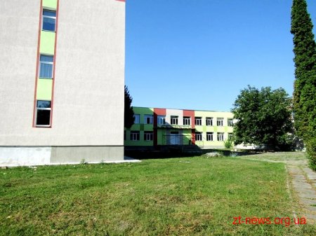 Будівельники завершують яскраве оформлення Радомишльської гімназії