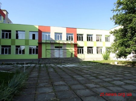Будівельники завершують яскраве оформлення Радомишльської гімназії