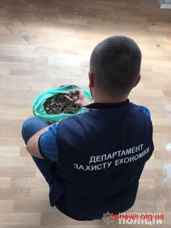 У Житомирі правоохоронці припинили роботу нелегального цеху з обробки бурштину