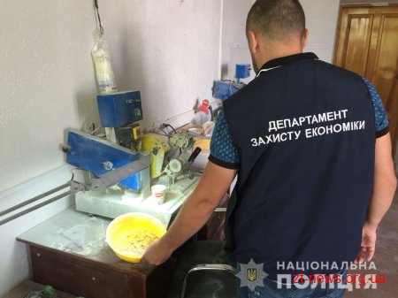 У Житомирі правоохоронці припинили роботу нелегального цеху з обробки бурштину
