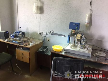У Житомирі правоохоронці припинили роботу нелегального цеху з обробки бурштину