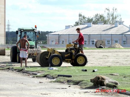 На стадіоні «Полісся» активно іде укладання трави