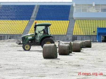 На стадіоні «Полісся» активно іде укладання трави