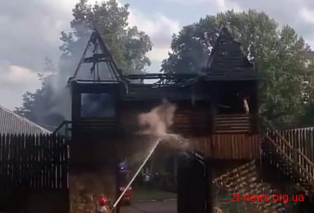 У Коростені згоріла дерев’яна конструкція при вході у міський парк