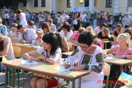 На Михайлівській усі бажаючі мали змогу написати диктант національної єдності