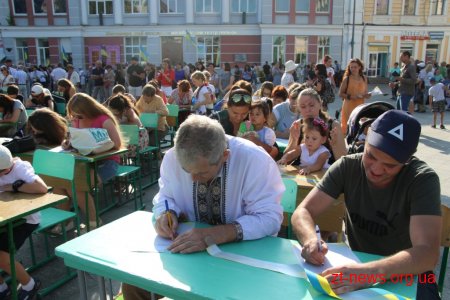 На Михайлівській усі бажаючі мали змогу написати диктант національної єдності