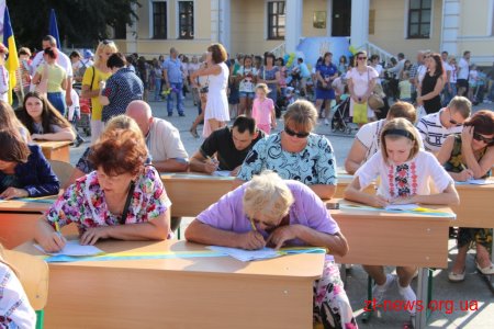 На Михайлівській усі бажаючі мали змогу написати диктант національної єдності
