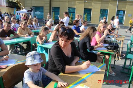 На Михайлівській усі бажаючі мали змогу написати диктант національної єдності