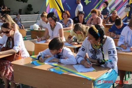 На Михайлівській усі бажаючі мали змогу написати диктант національної єдності