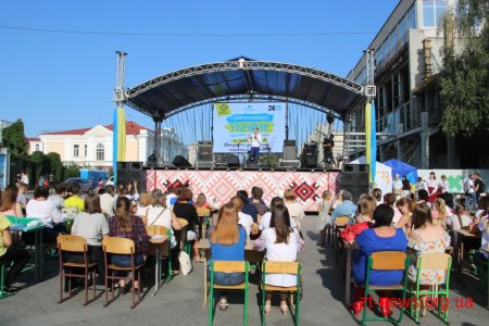 На Михайлівській усі бажаючі мали змогу написати диктант національної єдності