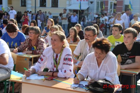 На Михайлівській усі бажаючі мали змогу написати диктант національної єдності