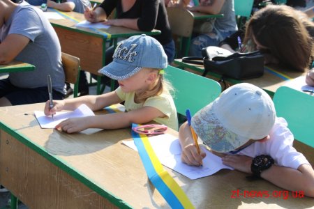 На Михайлівській усі бажаючі мали змогу написати диктант національної єдності