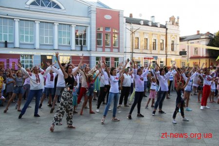 На Михайлівській житомиряни спільно виконали танець "Гопак"