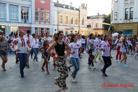 На Михайлівській житомиряни спільно виконали танець "Гопак"