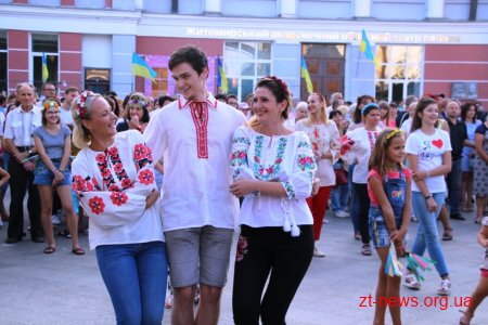 На Михайлівській житомиряни спільно виконали танець "Гопак"
